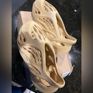 Yeezy Foam Runners/Desert Sand:GV6843